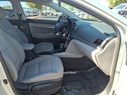 Used 2017 Hyundai Elantra SE image 11