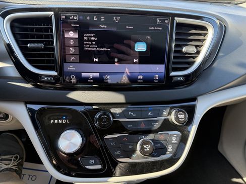 Used 2024 Chrysler Pacifica Touring-L image 22