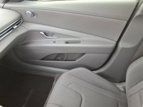 Used 2025 Hyundai Elantra SE FWD image 33