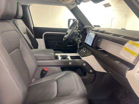 Used 2025 Land Rover Defender 90 S image 23