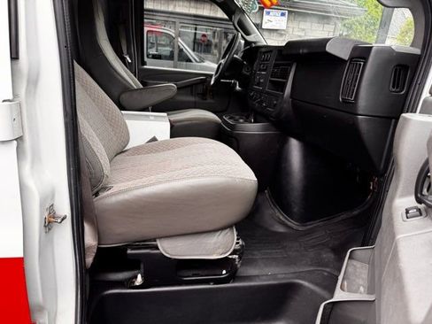 Used 2017 GMC Savana 3500 RWD image 28