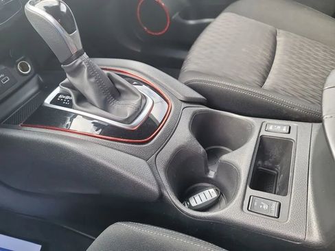 Used 2019 Nissan Rogue SV AWD/4WD image 19