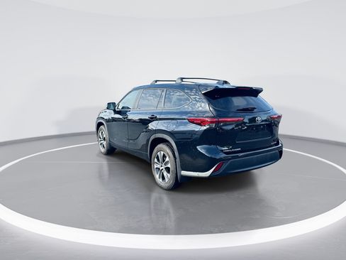 Used 2023 Toyota Highlander XLE AWD/4WD image 7