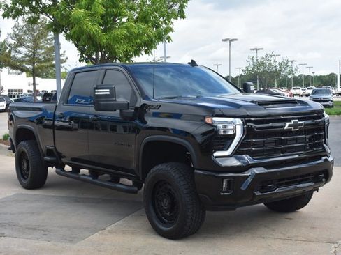 Used 2024 Chevrolet Silverado 2500 LTZ w/ LTZ Plus Package AWD/4WD image 3