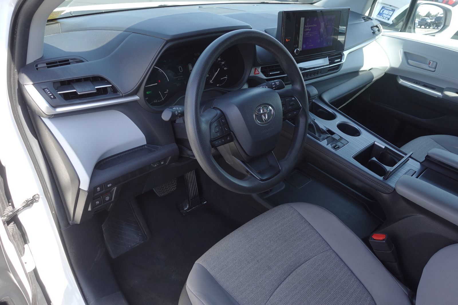 Used 2025 Toyota Sienna LE FWD image 9