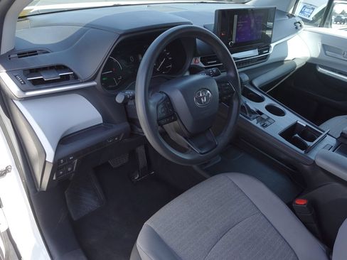 Used 2025 Toyota Sienna LE FWD image 9