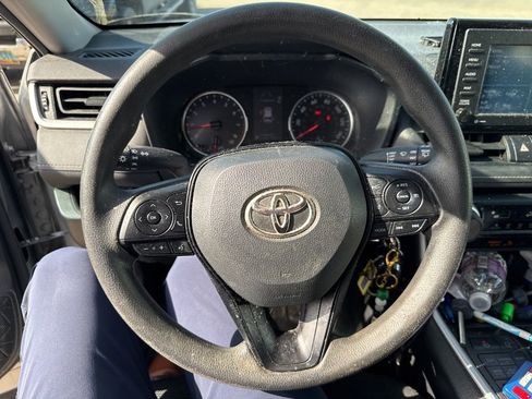 Used 2021 Toyota RAV4 LE AWD/4WD image 12