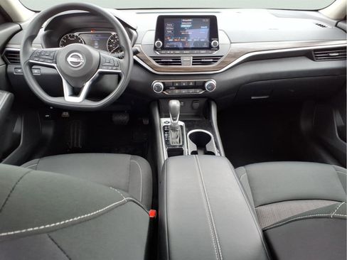 Used 2024 Nissan Altima 2.5 SV image 2