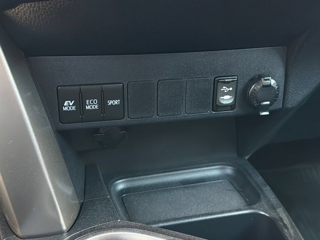 Used 2017 Toyota RAV4 XLE w/ Convenience Package AWD/4WD image 31