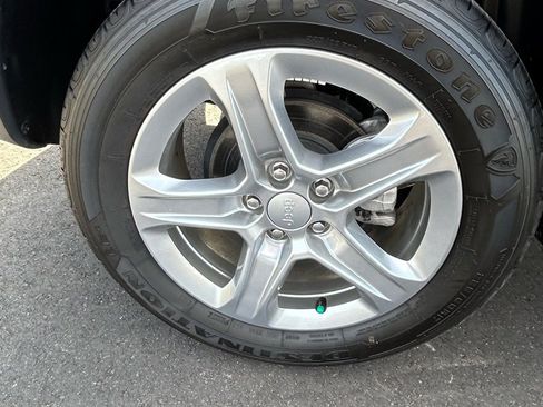 Used 2024 Jeep Compass Latitude image 17