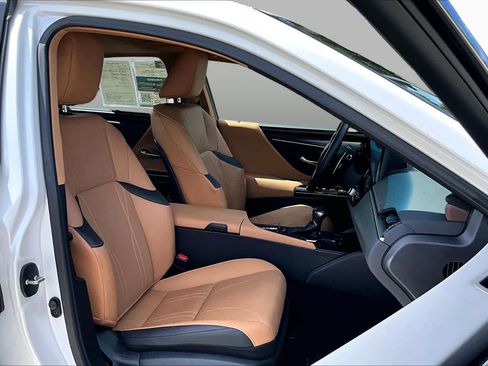 Used 2023 Lexus ES 300h Ultra Luxury w/ Accessory Package (Z1) FWD image 9