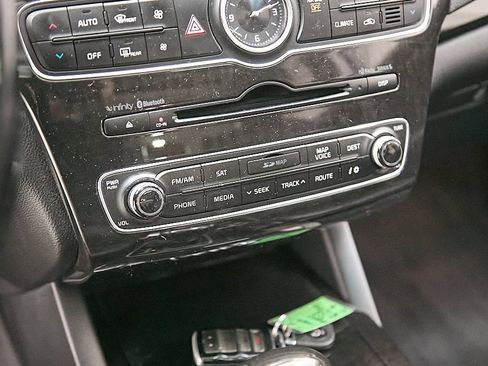 Used 2015 Kia Cadenza Premium w/ Technology Package image 16