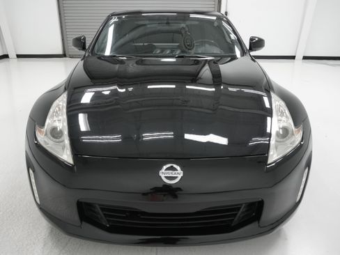 Used 2017 Nissan 370Z Coupe image 2