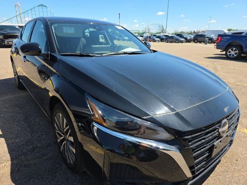 Used 2024 Nissan Altima 2.5 SV w/ SV Premium Package AWD/4WD image 2