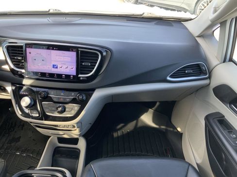 Used 2022 Chrysler Pacifica Touring-L image 66