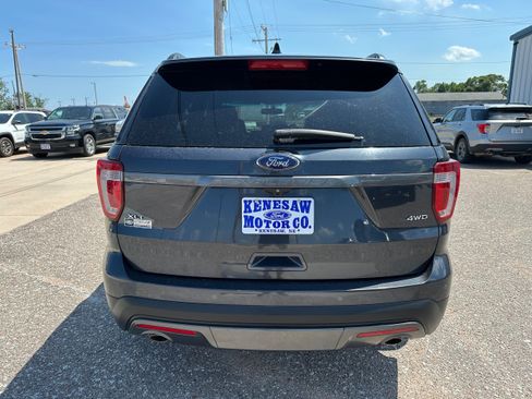 Used 2017 Ford Explorer XLT w/ Equipment Group 202A AWD/4WD image 5