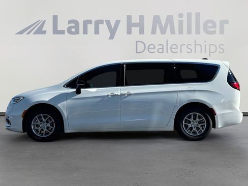 New 2026 Chrysler Pacifica Select image 2