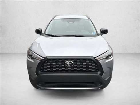 Used 2025 Toyota Corolla Cross LE image 2