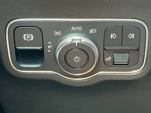 Used 2022 Mercedes-Benz GLA 250 4MATIC image 32