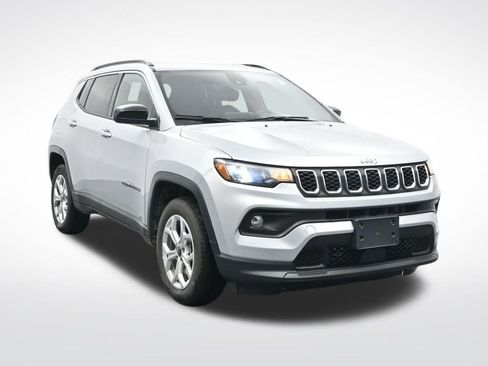 Used 2025 Jeep Compass Latitude AWD/4WD image 3