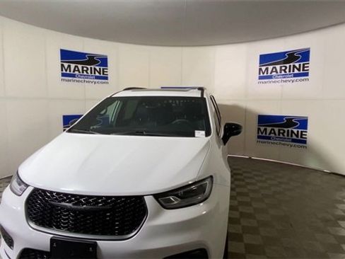 Used 2025 Chrysler Pacifica Limited image 5