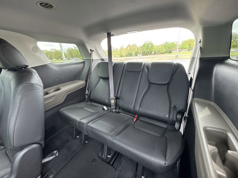 Used 2025 Kia Carnival image 24