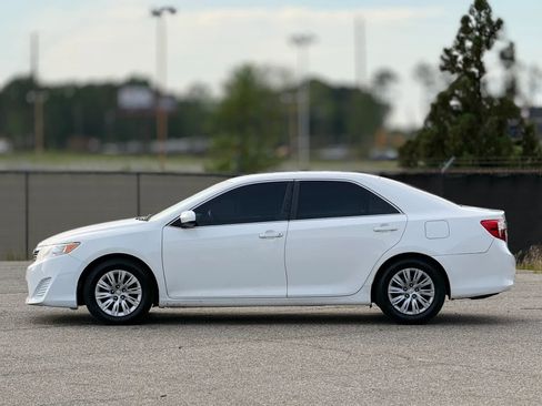 Used 2014 Toyota Camry L image 8