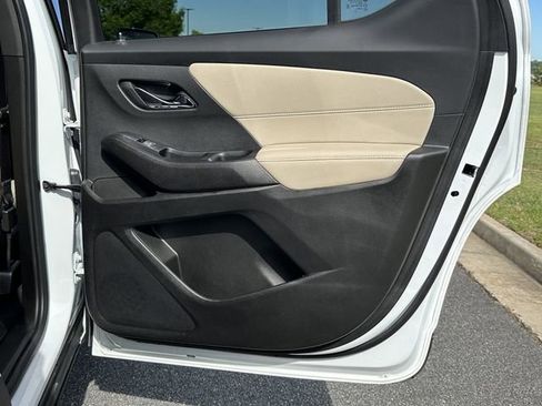 Used 2023 Chevrolet Traverse LS FWD image 18