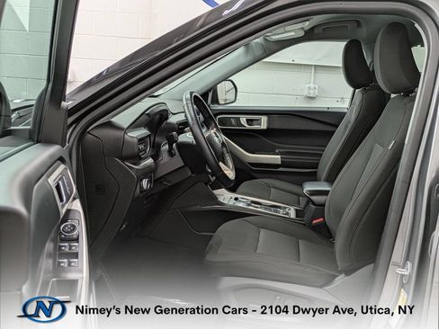 Used 2023 Ford Explorer XLT AWD/4WD image 3