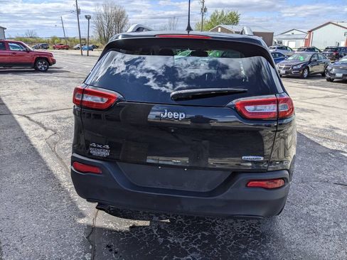 Used 2016 Jeep Cherokee Latitude w/ Cold Weather Group AWD/4WD image 4