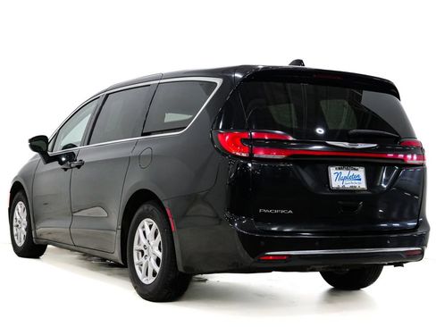 Used 2023 Chrysler Pacifica Touring-L image 8