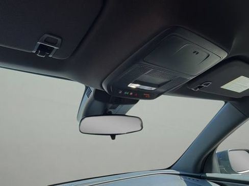 Used 2025 Chevrolet Traverse LT FWD image 28