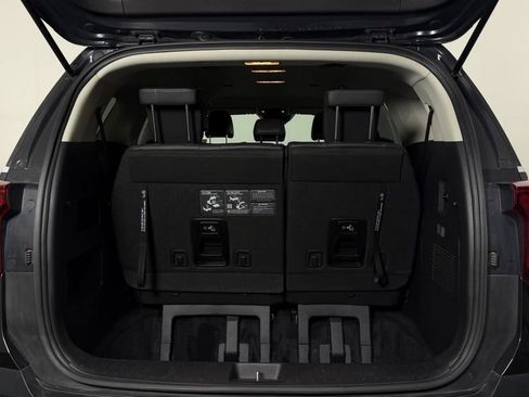 Used 2025 Kia Carnival FWD image 10