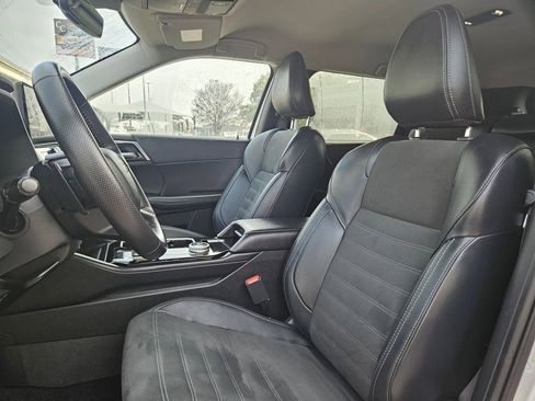 Used 2025 Mitsubishi Outlander SE image 15