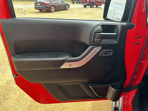 Used 2015 Jeep Wrangler Unlimited Rubicon image 14