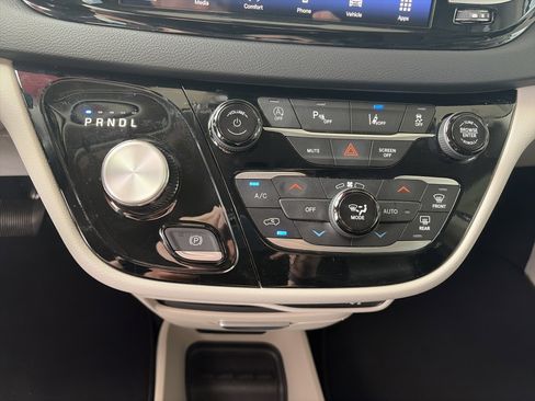 Used 2024 Chrysler Pacifica Touring-L image 32