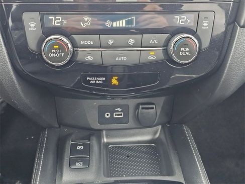 Used 2018 Nissan Rogue SL w/ Premium Package image 17