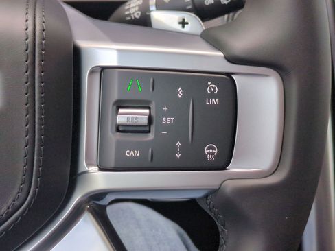 New 2026 Land Rover Discovery Dynamic SE image 15