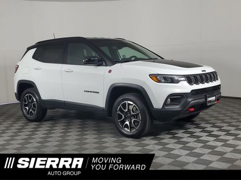 Used 2025 Jeep Compass Trailhawk AWD/4WD image 1