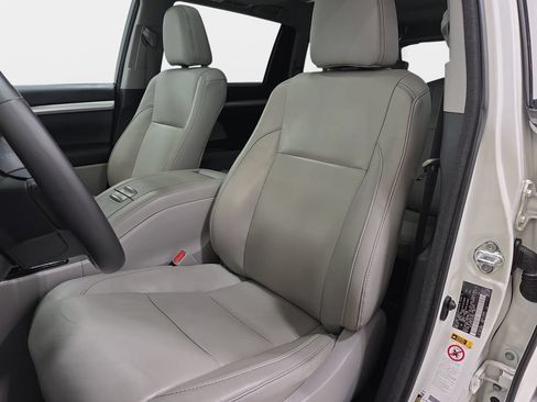 Used 2018 Toyota Highlander XLE w/ Protection Package #3 AWD/4WD image 14