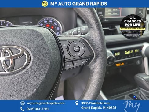 Used 2021 Toyota RAV4 XLE image 16