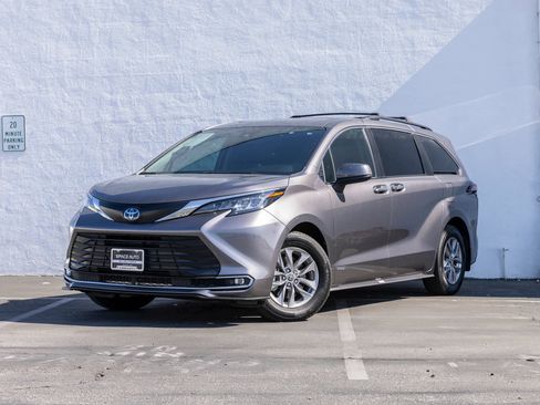 Used 2021 Toyota Sienna XLE FWD image 3