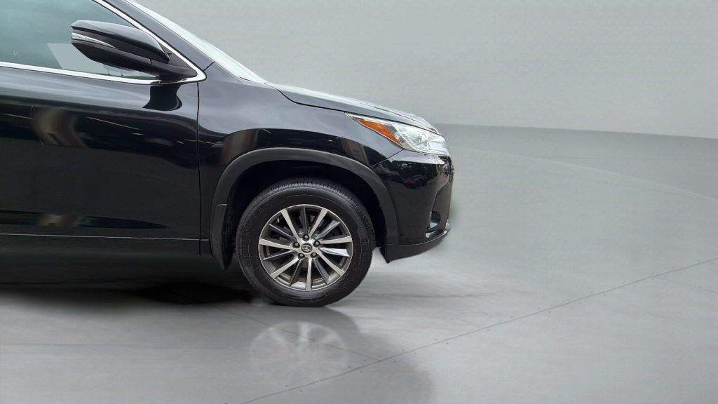 Used 2018 Toyota Highlander XLE AWD/4WD image 29