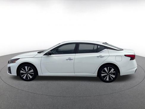 Used 2025 Nissan Altima 2.5 SV FWD image 8