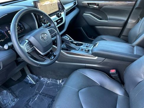 Used 2023 Toyota Highlander Limited image 10