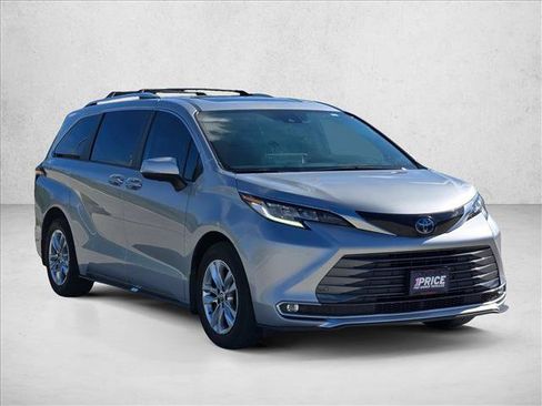 Used 2023 Toyota Sienna Limited FWD image 3