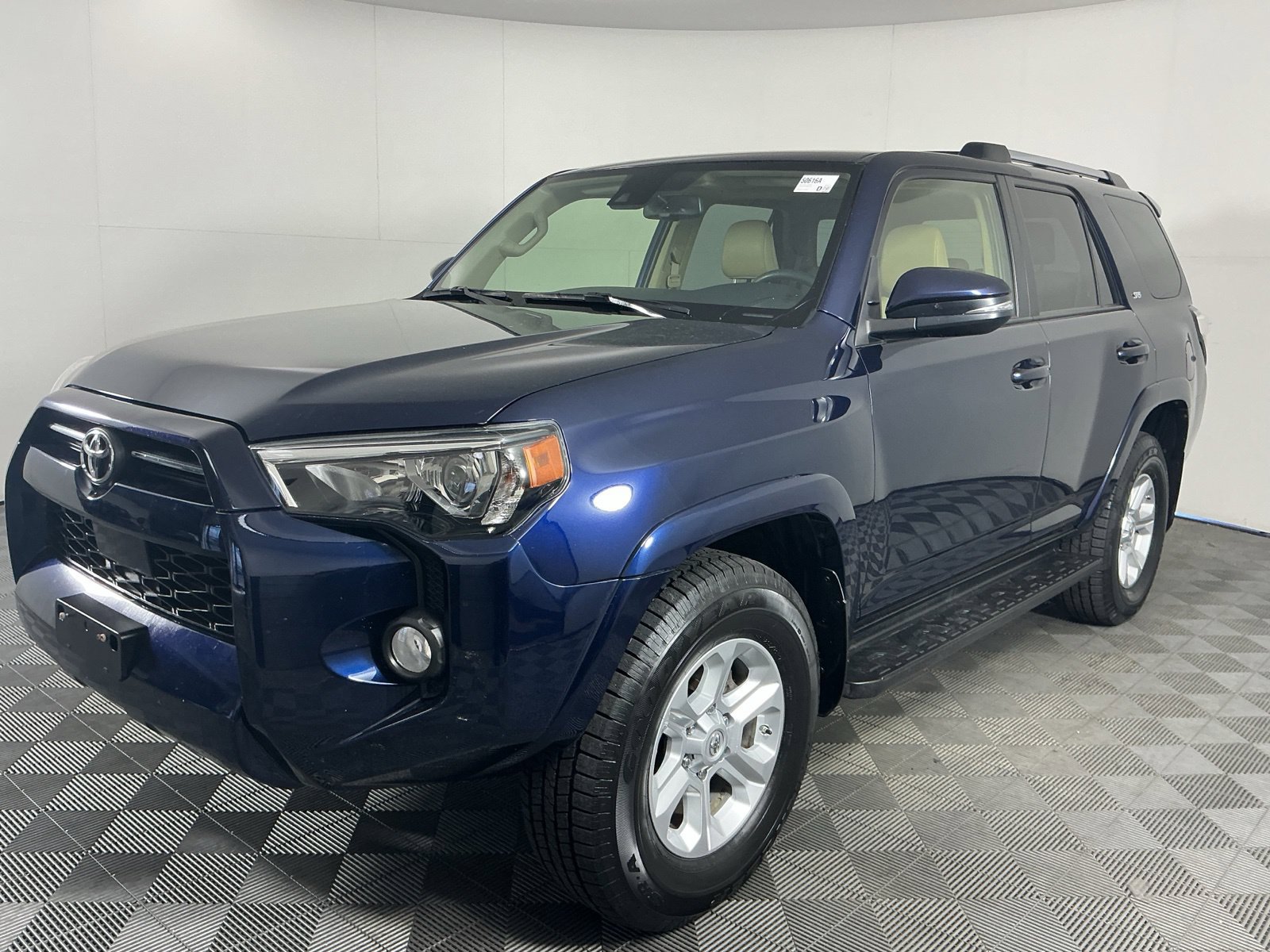 Used 2020 Toyota 4Runner SR5 Premium w/ Moonroof Package AWD/4WD image 4