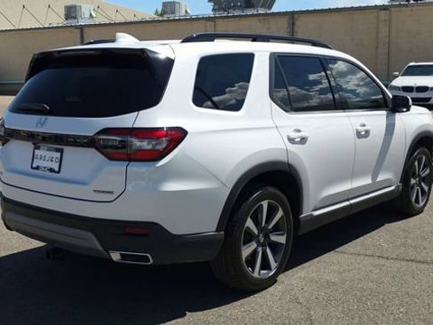 Used 2025 Honda Pilot Touring image 9