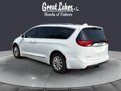 Used 2018 Chrysler Pacifica Touring-L FWD image 3