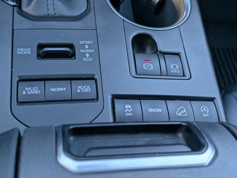 Used 2020 Toyota Highlander XLE image 24